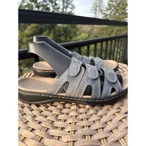 Clarks Women’s Leisa Cacti Sandal US 8 EU 39 Brown Leather Slide Adjustable Shoe